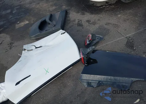 2022 Tesla Model Y Long Range Dual Motor All-Wheel Drive z USA, uszkodzony, nr VIN 7SAYGDEE6NF480132